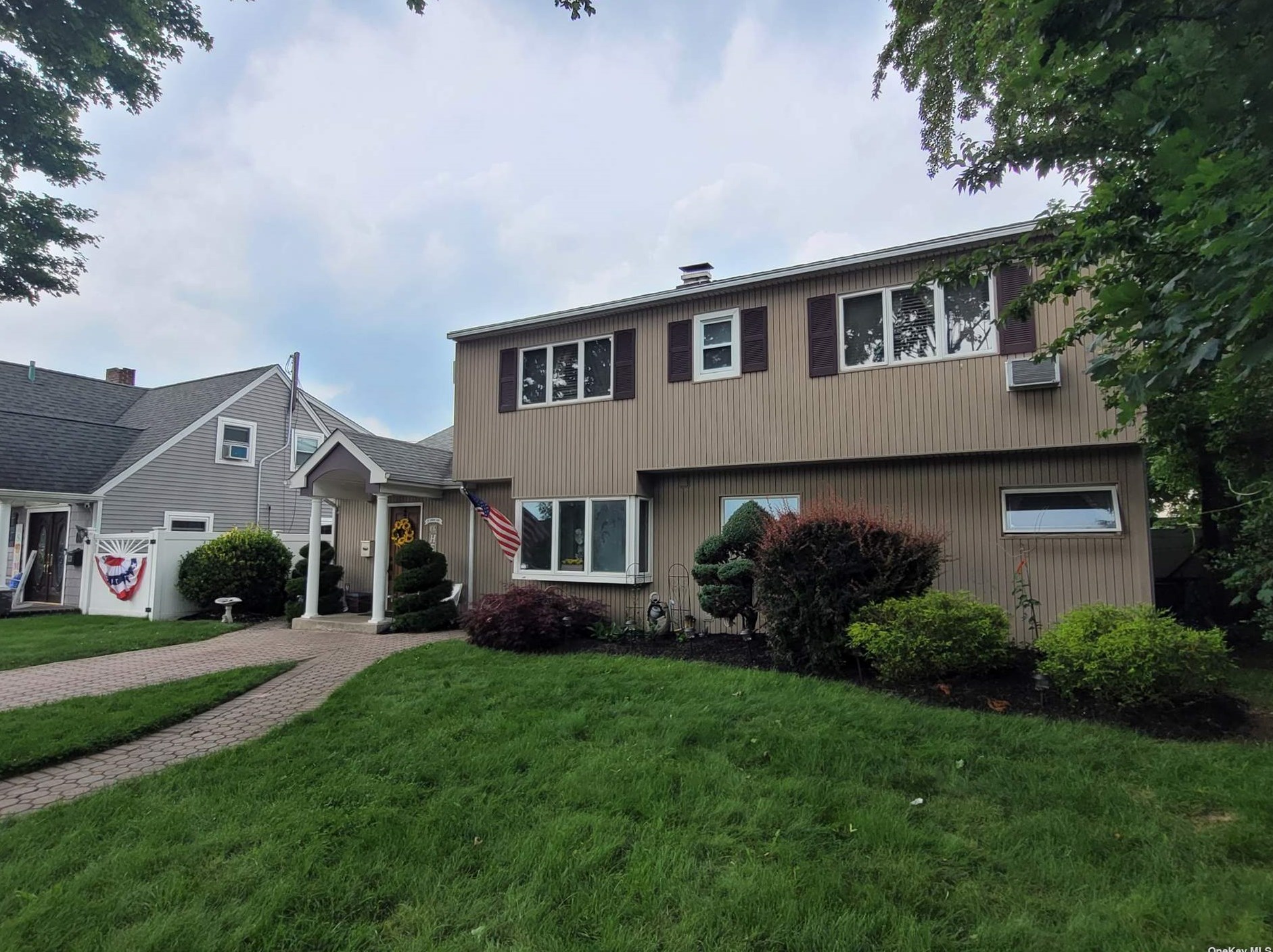 27 Amber Ln, Plainedge NY  11756-4010 exterior