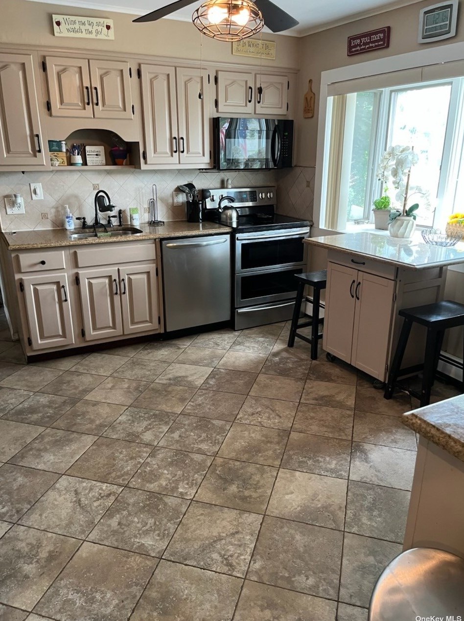 27 Amber Ln, Plainedge NY  11756-4010 exterior