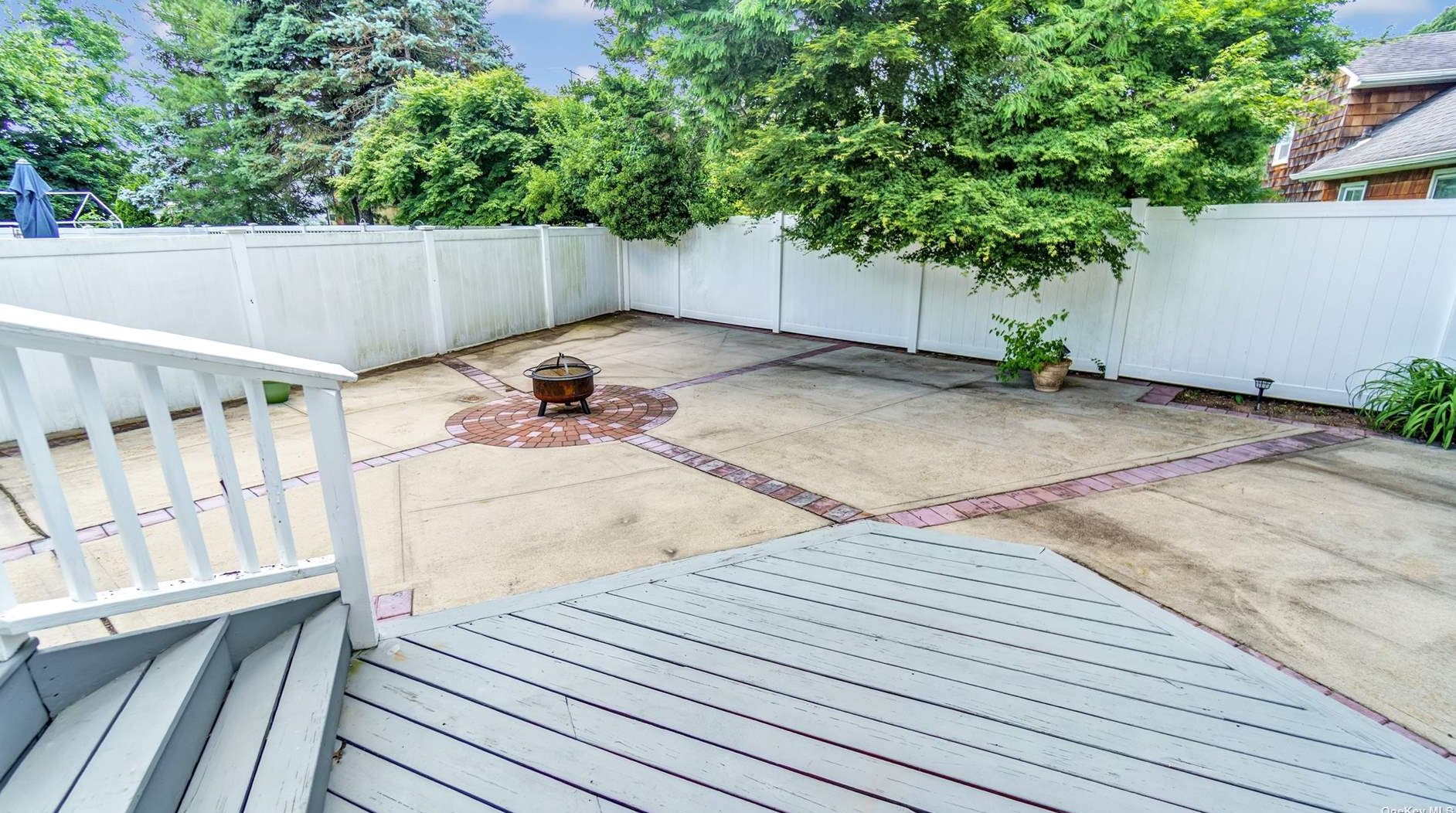 48 Hendrick Ave, Glen Cove NY  11542-2938 exterior