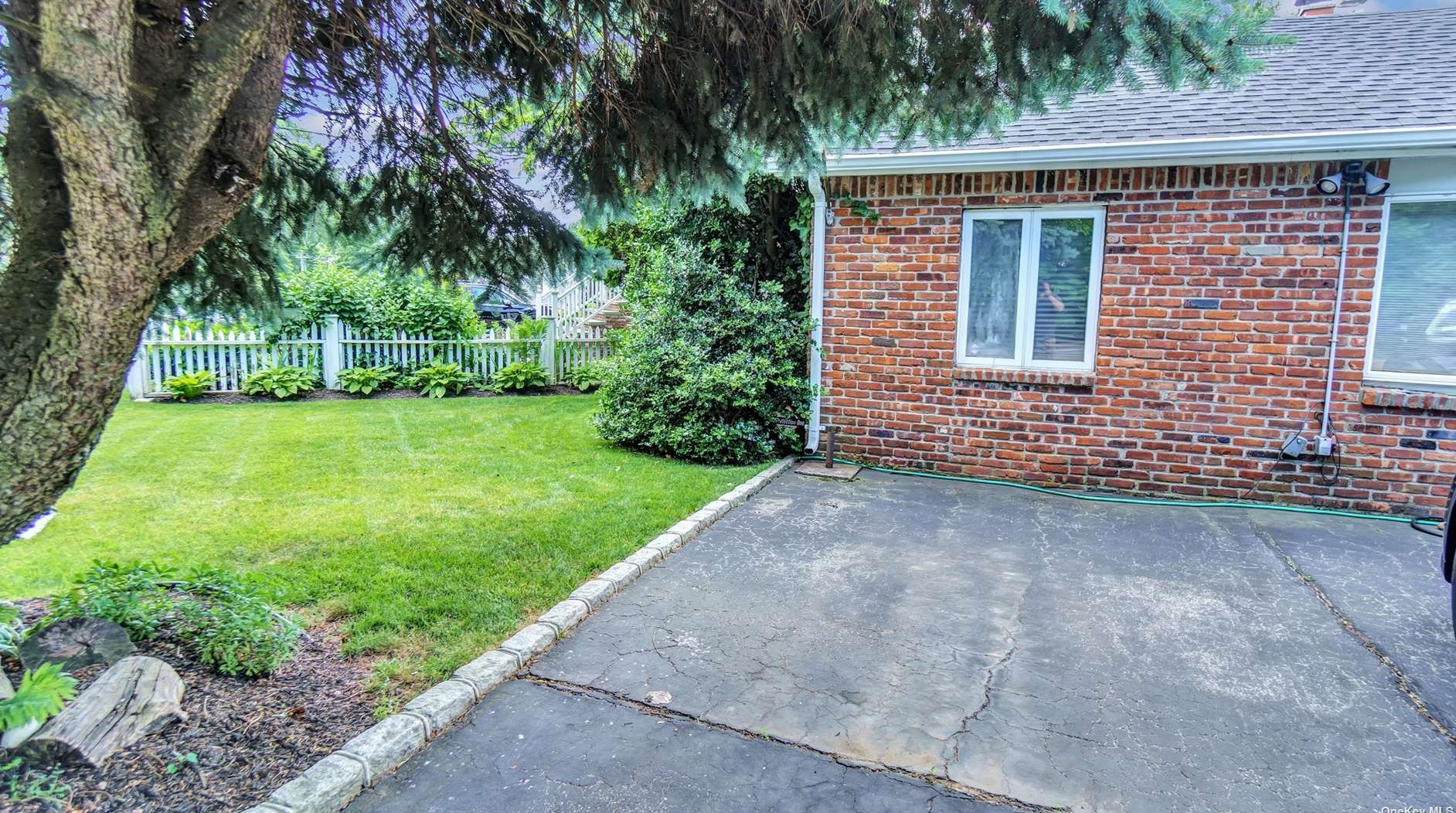 48 Hendrick Ave, Glen Cove NY  11542-2938 exterior