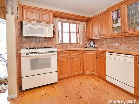 48 Hendrick Ave, Glen Cove NY  11542-2938 exterior