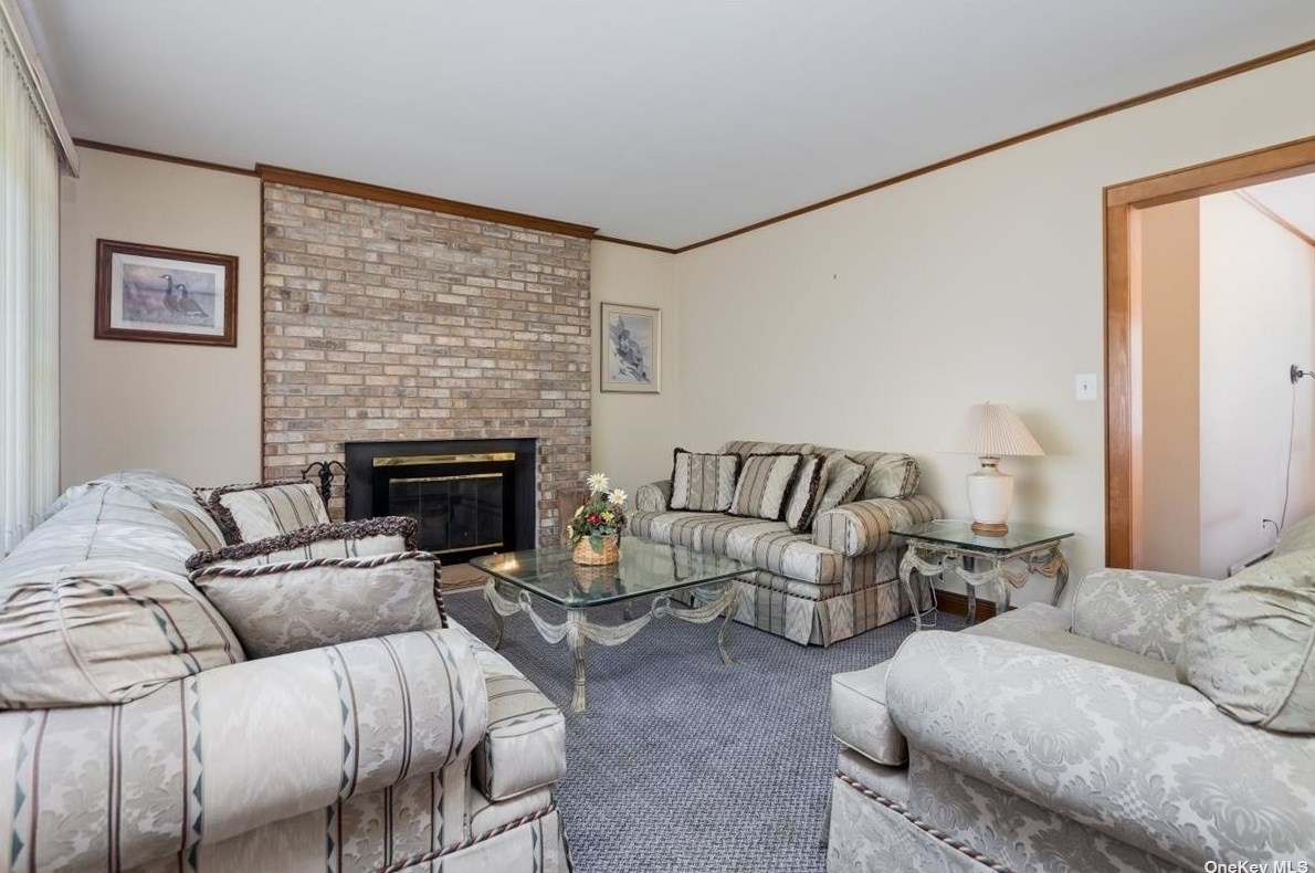 228 22nd St, Hunt NY  11743-6206 exterior