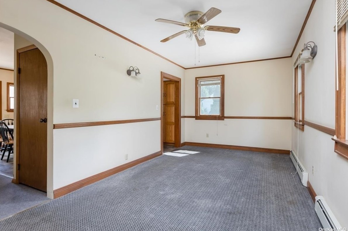 228 22nd St, Hunt NY  11743-6206 exterior