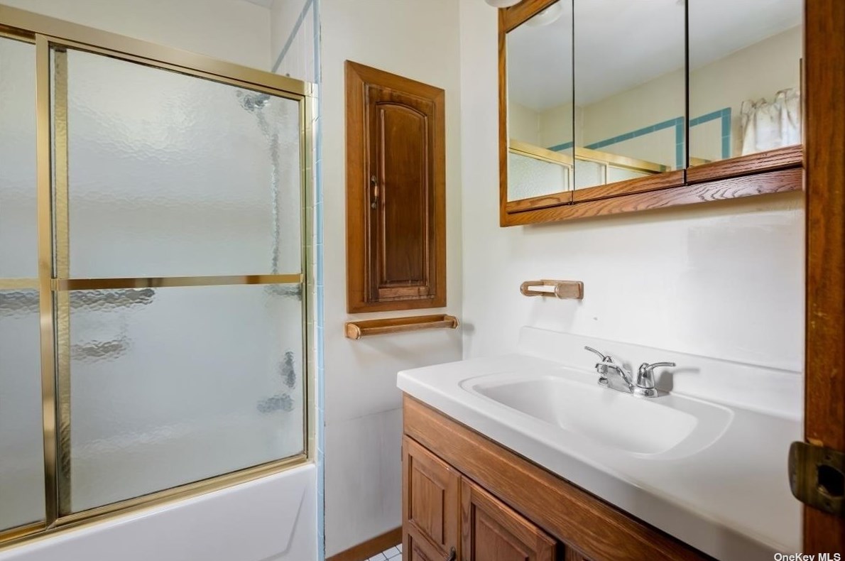 228 22nd St, Hunt NY  11743-6206 exterior