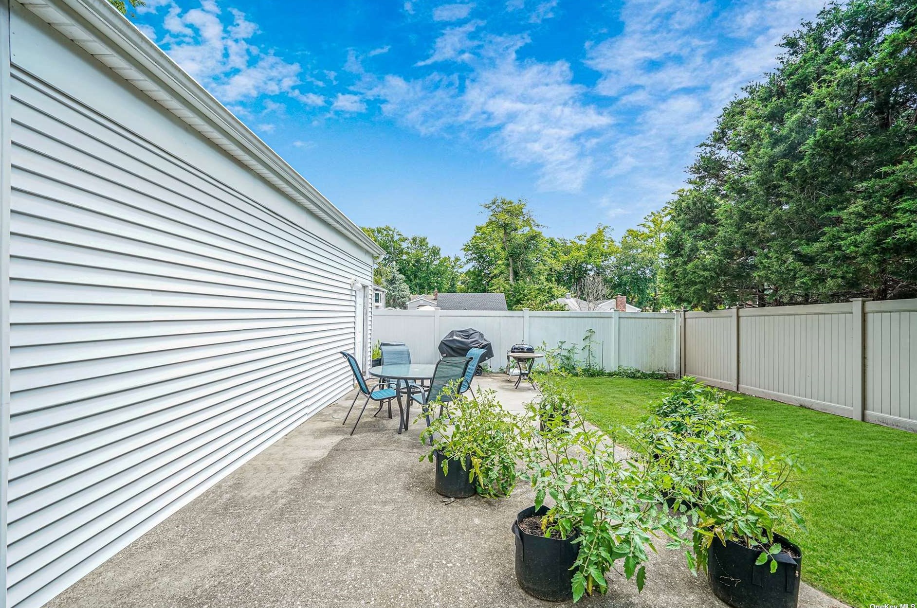 23 Jerome St, Smithtown NY  11787-5738 exterior