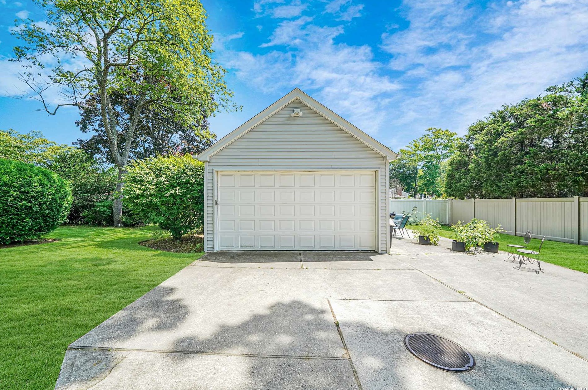23 Jerome St, Smithtown NY  11787-5738 exterior