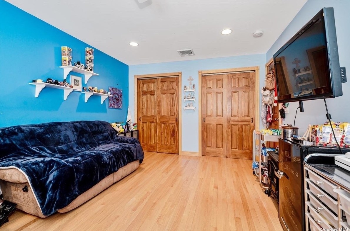 14 Ivanhoe Dr, North Merrick NY 11566-4114 exterior