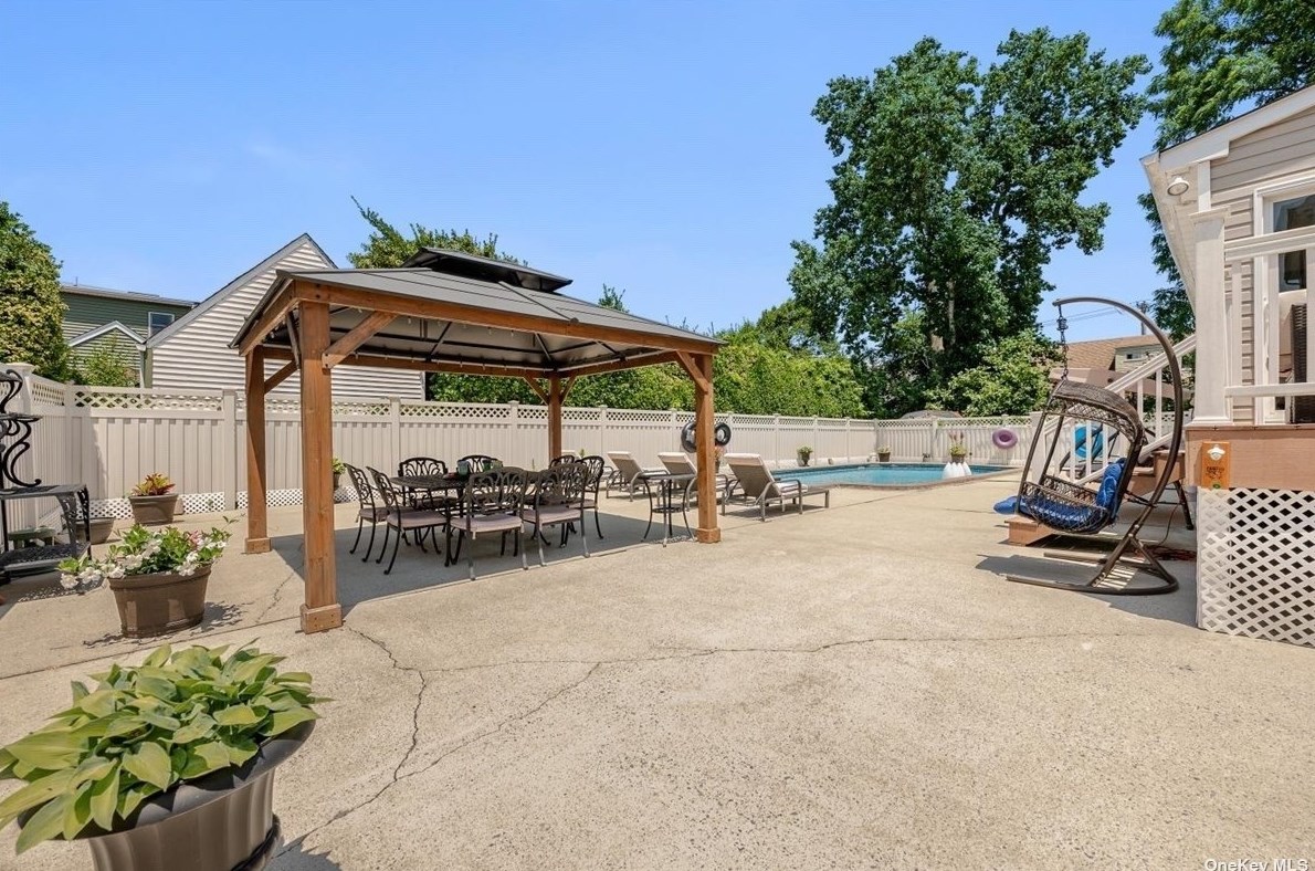 14 Ivanhoe Dr, North Merrick NY 11566-4114 exterior