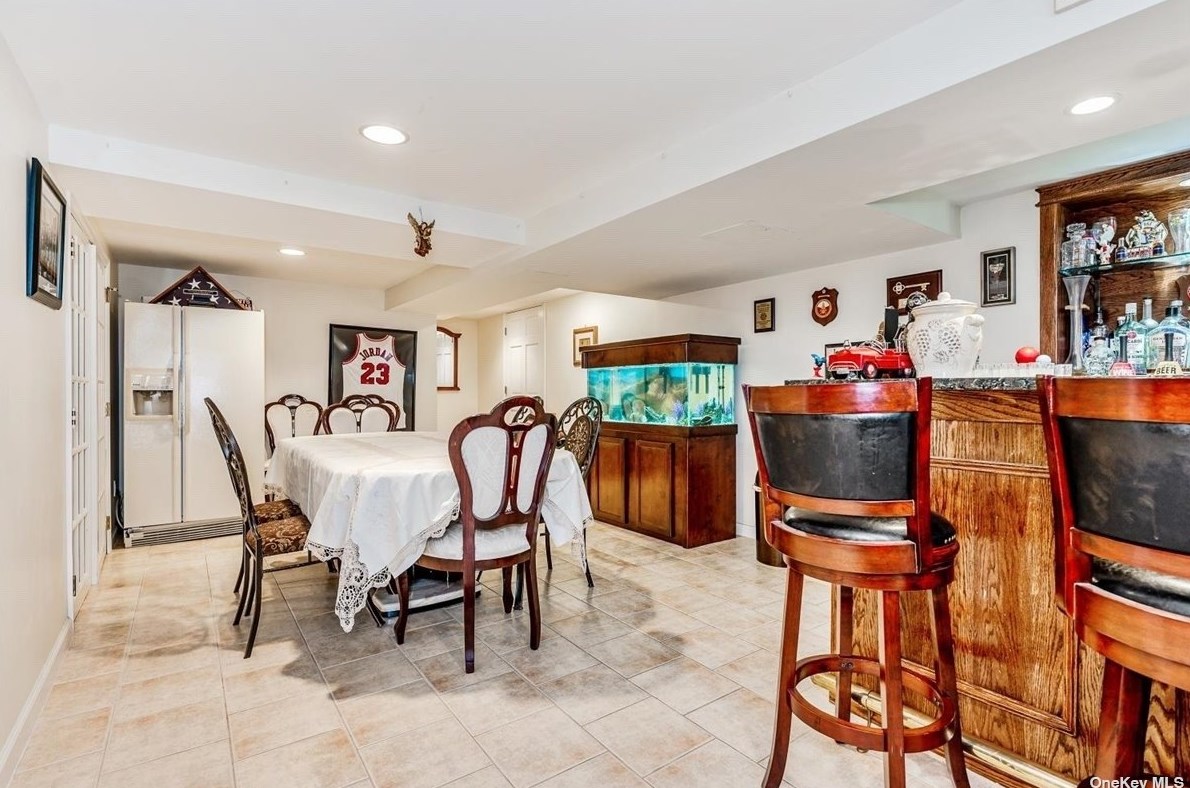 14 Ivanhoe Dr, North Merrick NY 11566-4114 exterior