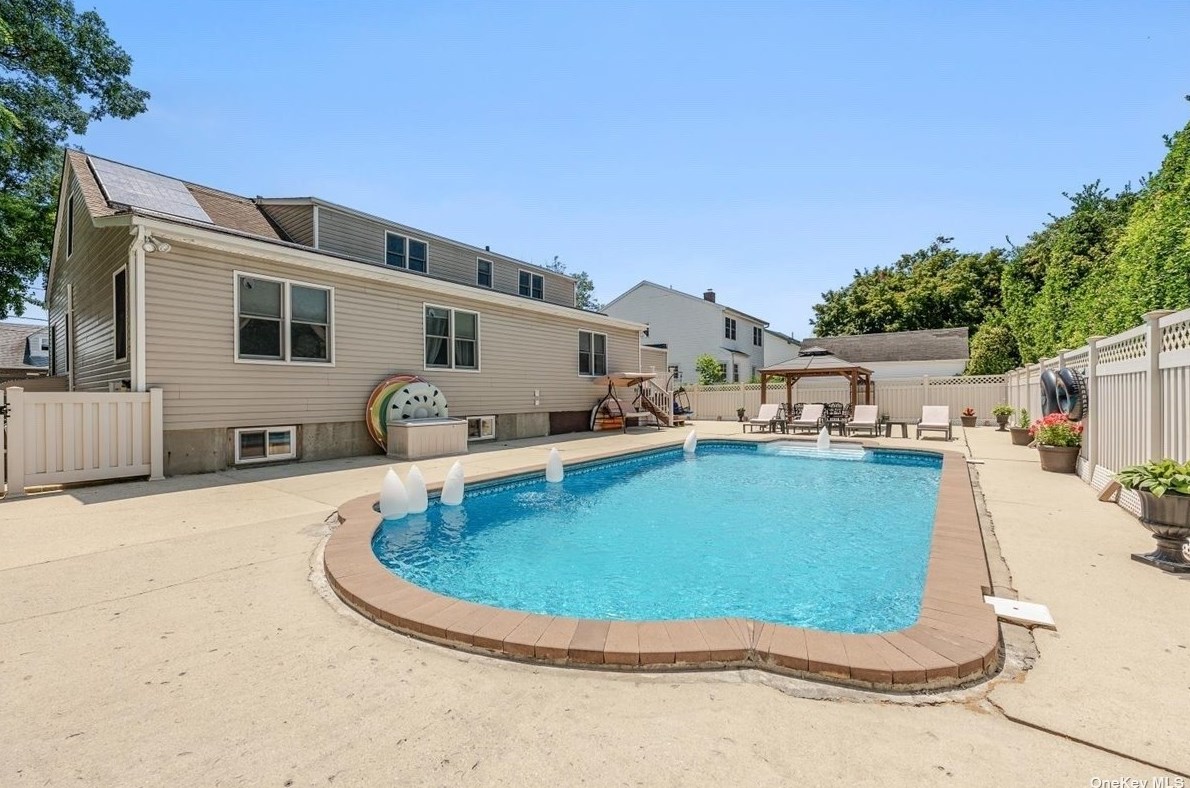 14 Ivanhoe Dr, North Merrick NY 11566-4114 exterior