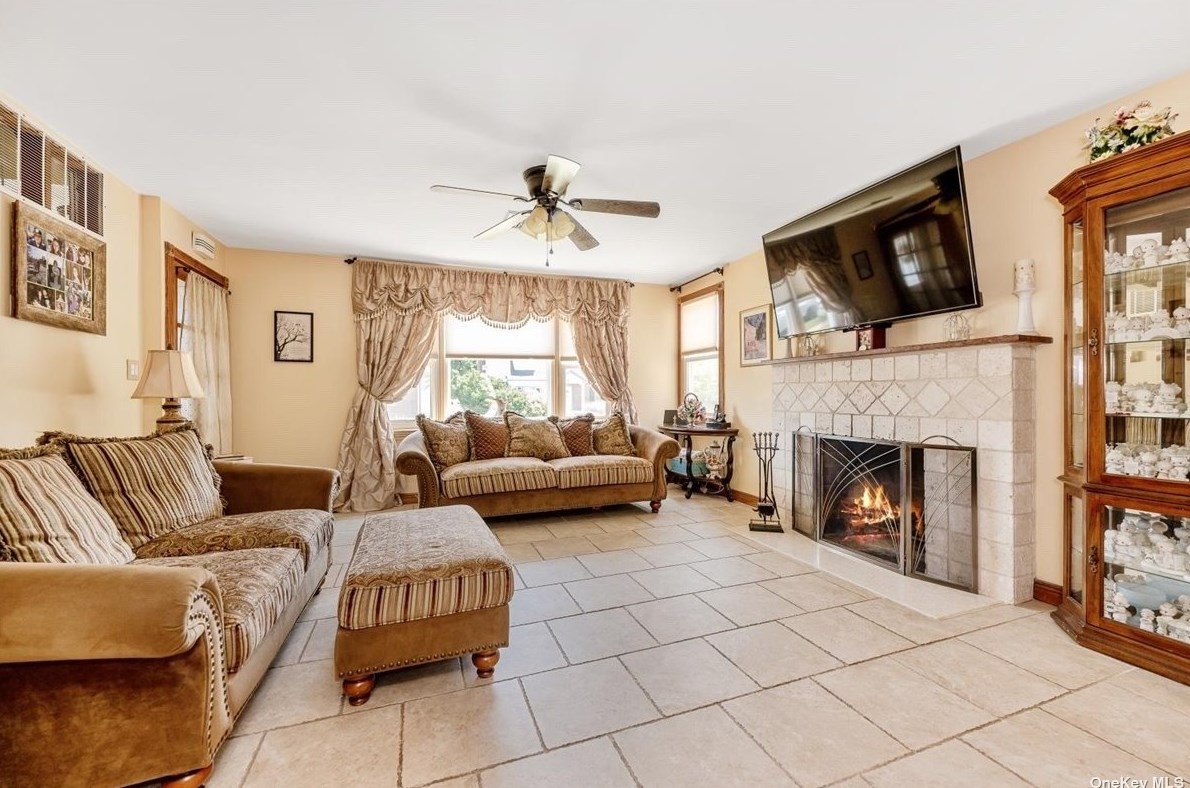 14 Ivanhoe Dr, North Merrick NY 11566-4114 exterior