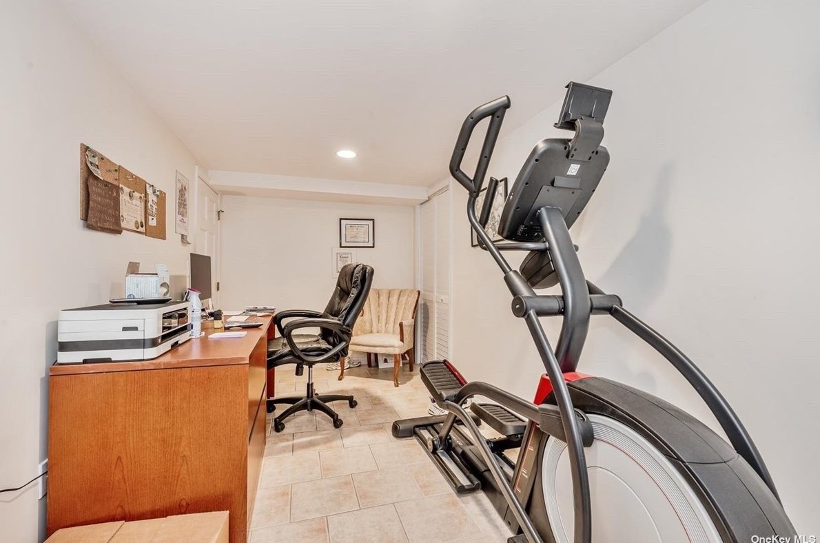 14 Ivanhoe Dr, North Merrick NY 11566-4114 exterior