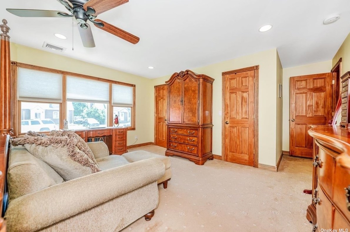 14 Ivanhoe Dr, North Merrick NY 11566-4114 exterior