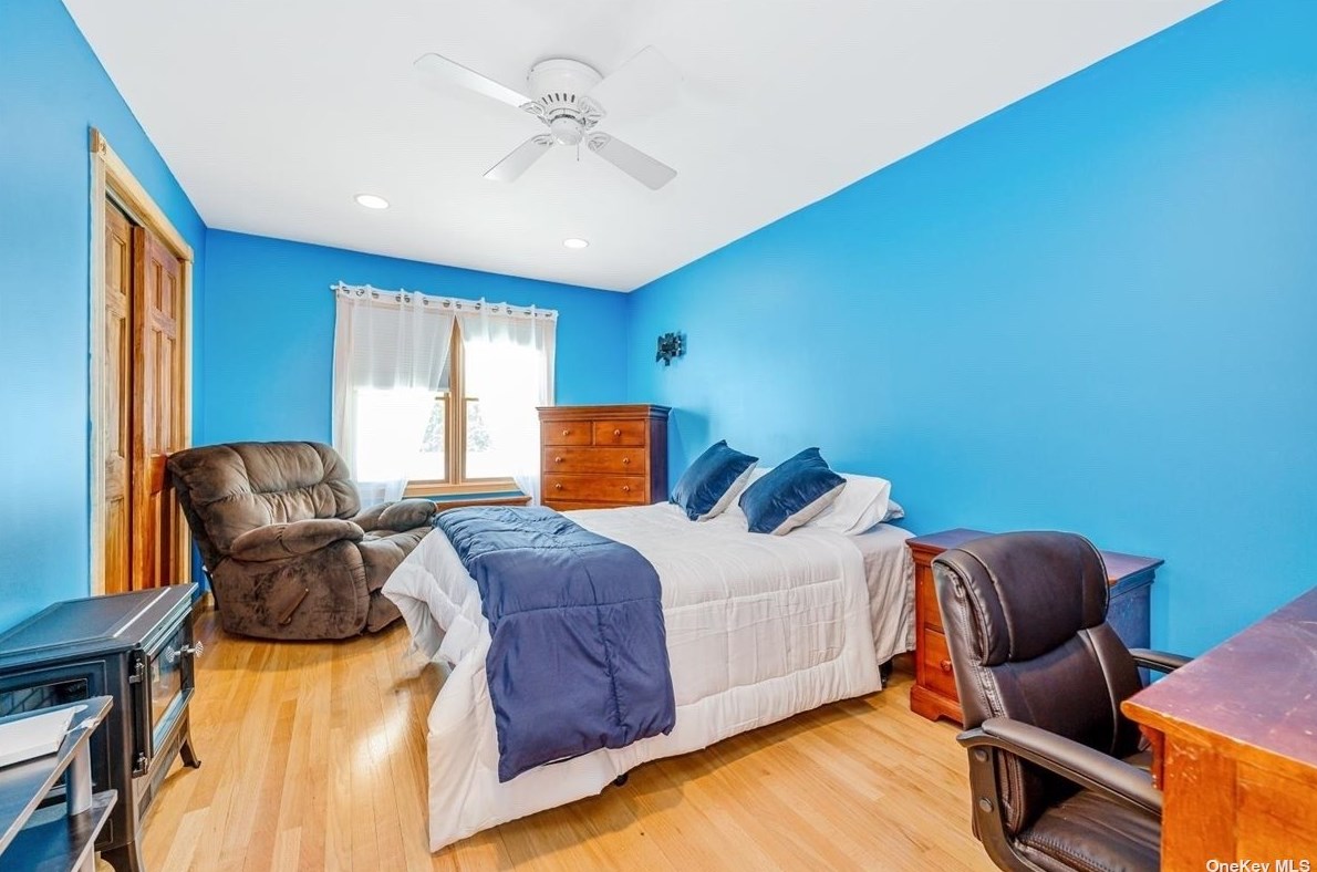 14 Ivanhoe Dr, North Merrick NY 11566-4114 exterior