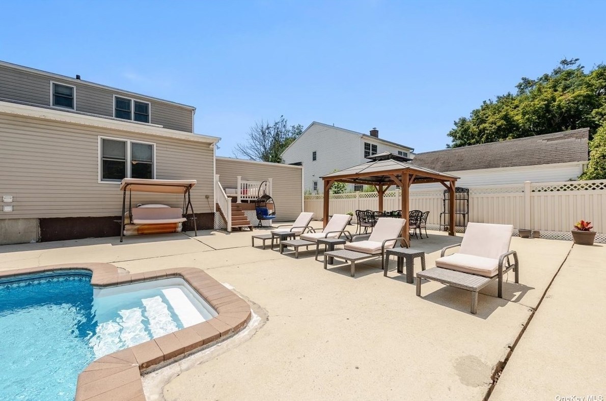 14 Ivanhoe Dr, North Merrick NY 11566-4114 exterior