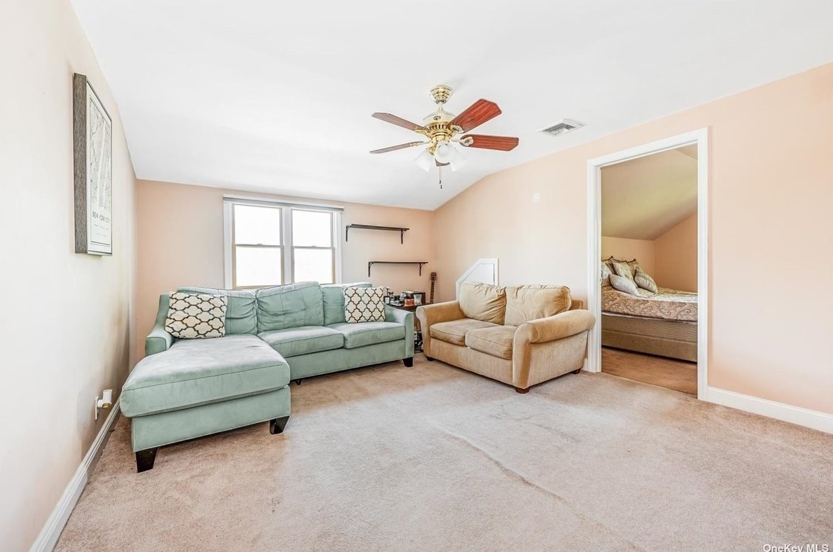 14 Ivanhoe Dr, North Merrick NY 11566-4114 exterior