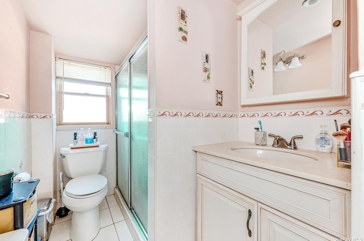 14 Ivanhoe Dr, North Merrick NY 11566-4114 exterior