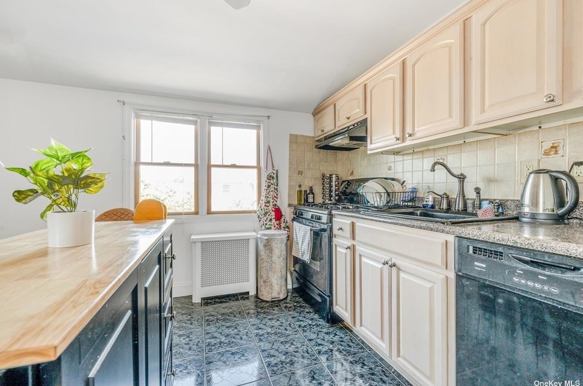 14 Ivanhoe Dr, North Merrick NY 11566-4114 exterior