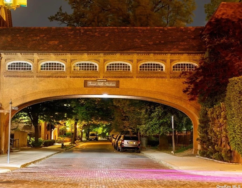 10706 Queens Blvd, Flushing NY 11375-4249 exterior