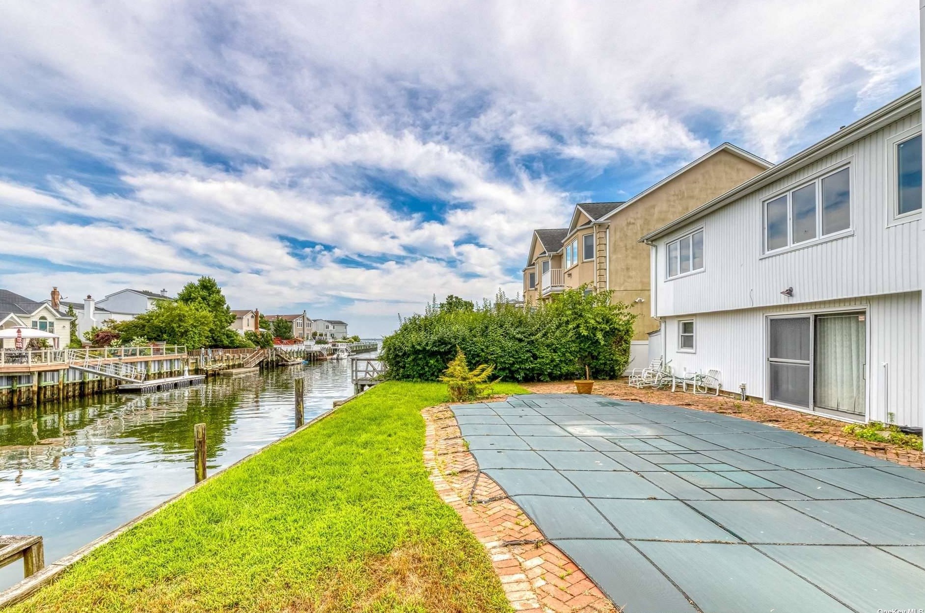 2883 Hbr Rd, North Merrick NY 11566-4610 exterior