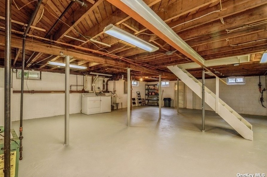 41 Lndg Rd, Hunt NY 11743-1817 exterior