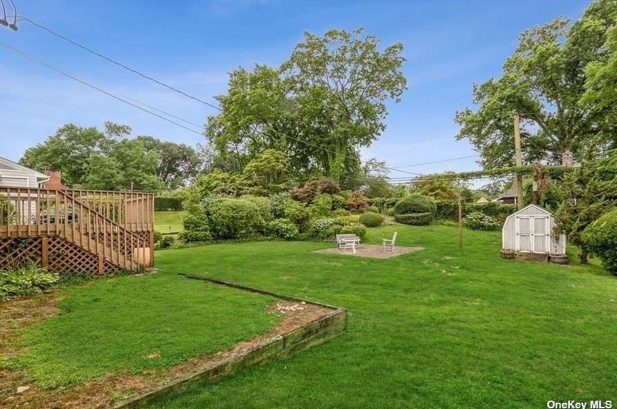 41 Lndg Rd, Hunt NY 11743-1817 exterior