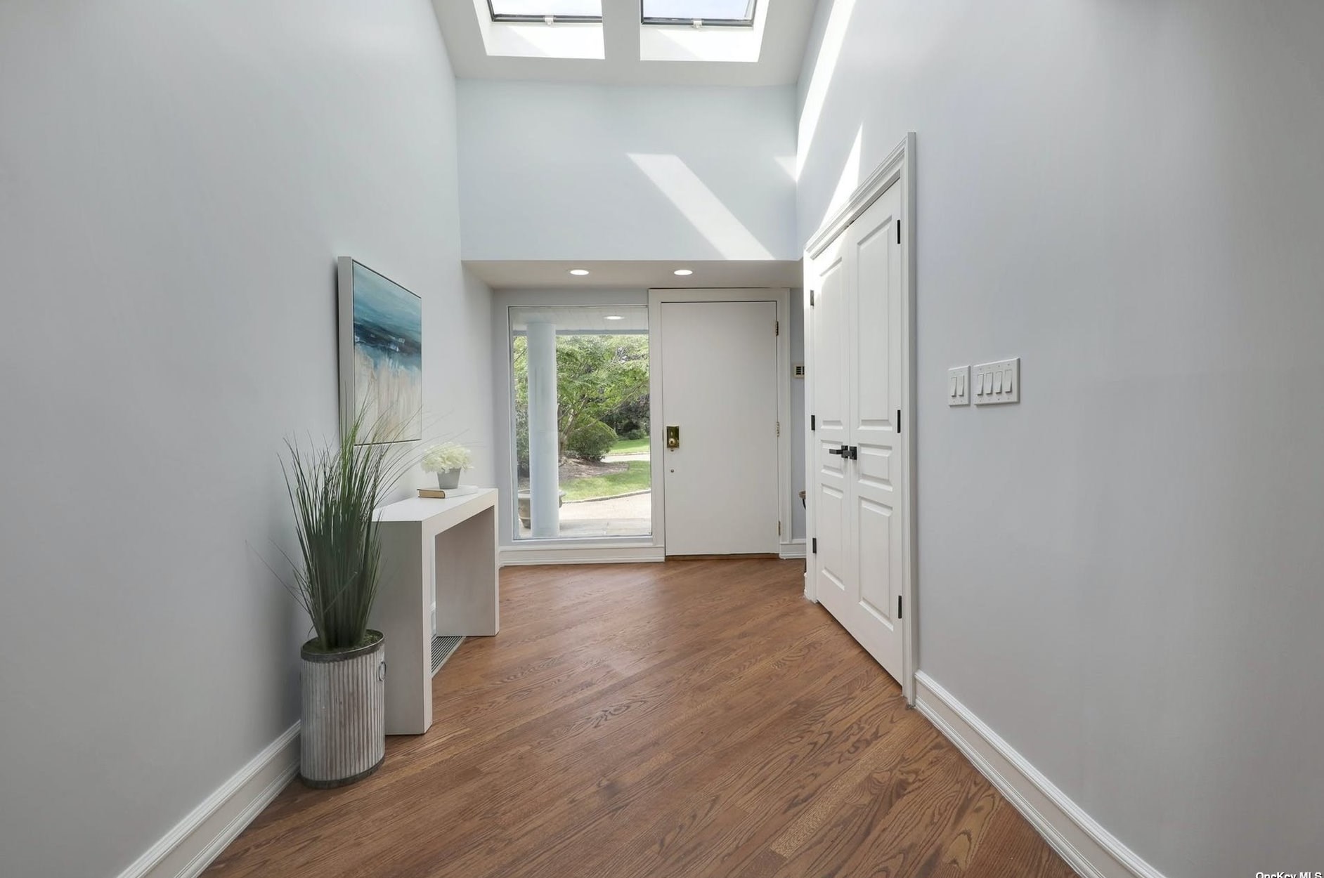 24 Flamingo Rd, East Hills NY  11576-2620 exterior