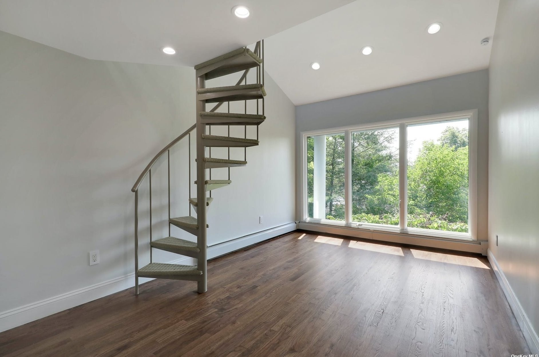 24 Flamingo Rd, East Hills NY  11576-2620 exterior