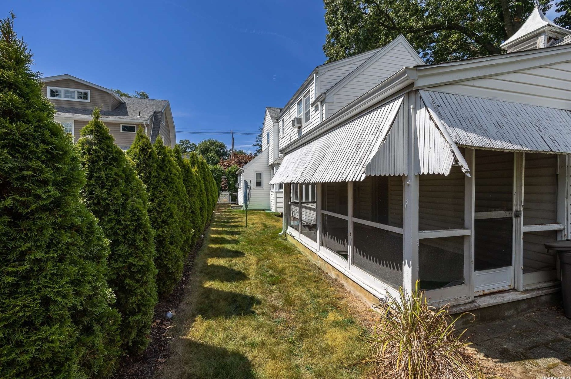 241 Burtis Ave, Rockville Centre NY  11570-2454 exterior