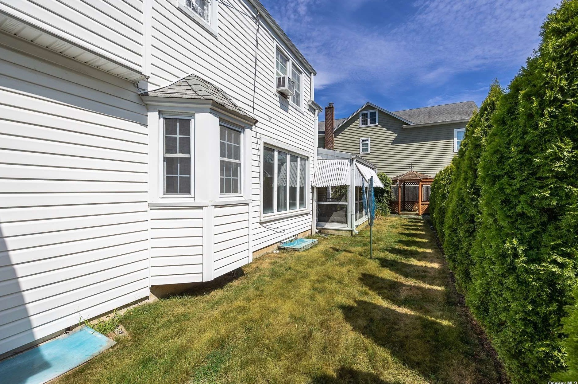 241 Burtis Ave, Rockville Centre NY  11570-2454 exterior