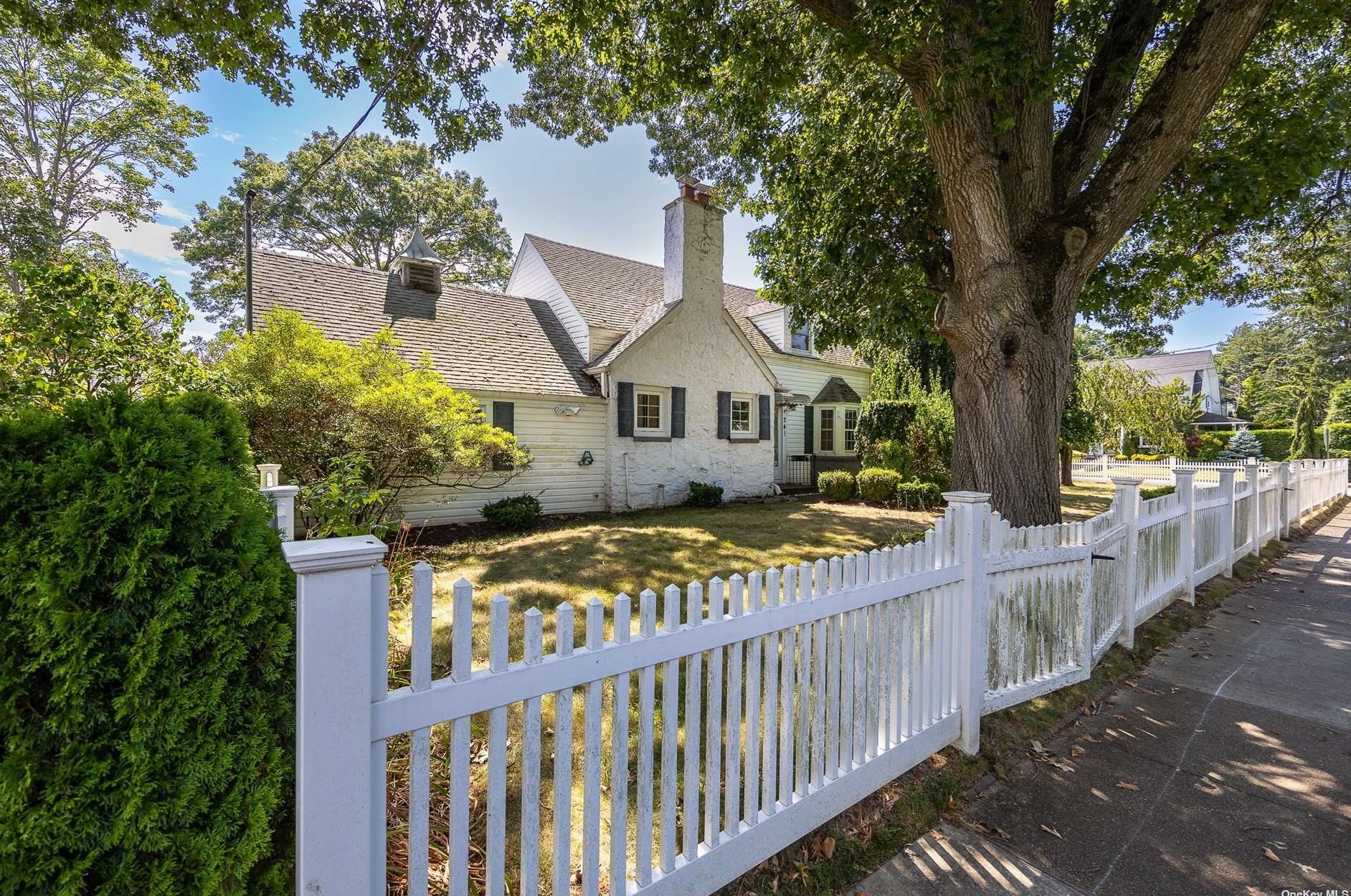 241 Burtis Ave, Rockville Centre NY  11570-2454 exterior