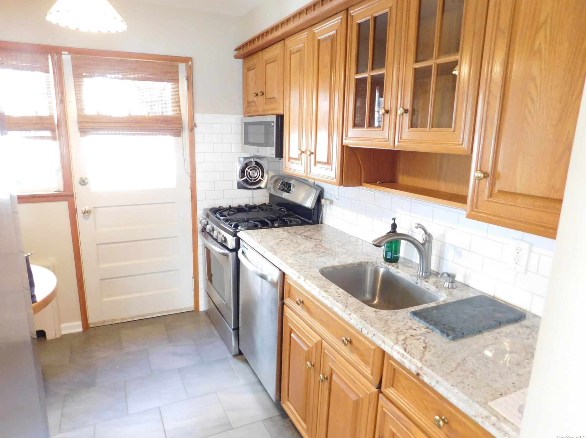 33 Howard Pl, Lynbrook NY  11563-3632 exterior