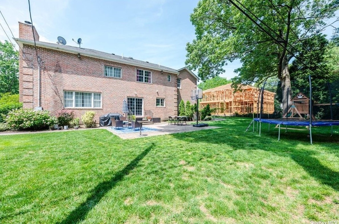 117 Parkway Dr, East Hills NY  11577-2707 exterior