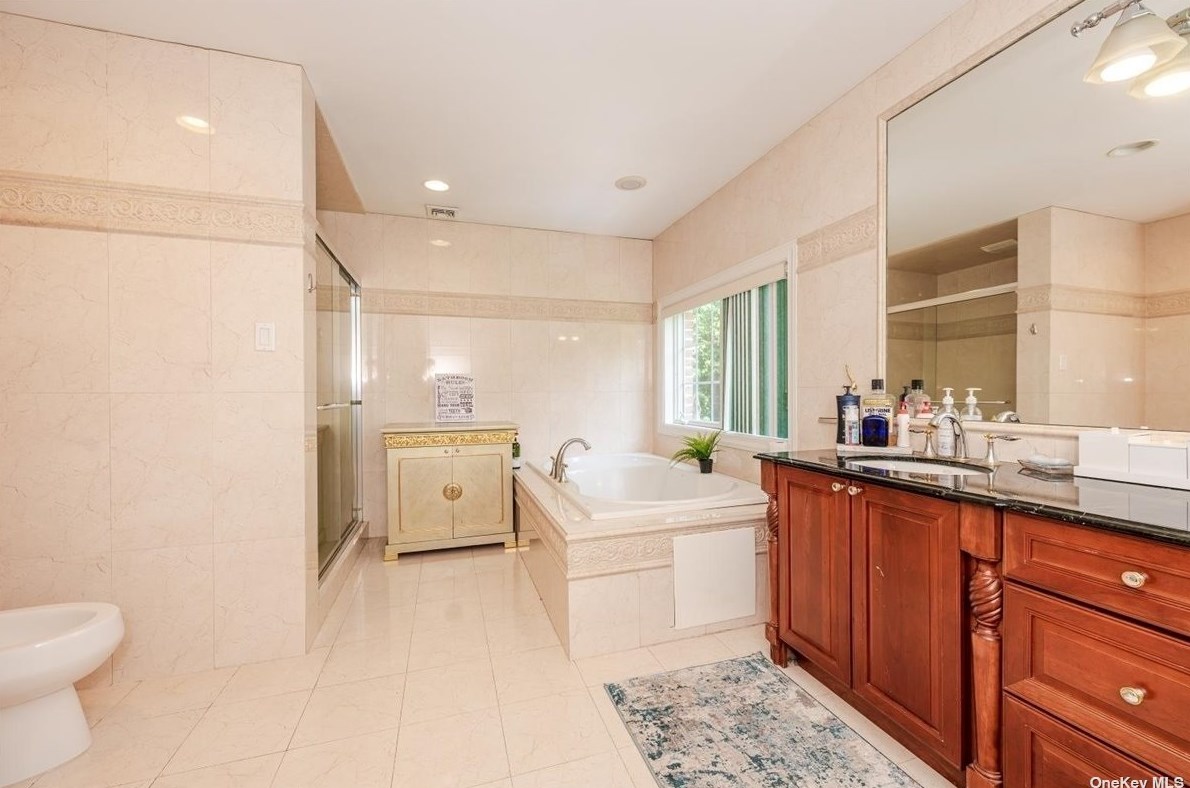 117 Parkway Dr, East Hills NY  11577-2707 exterior