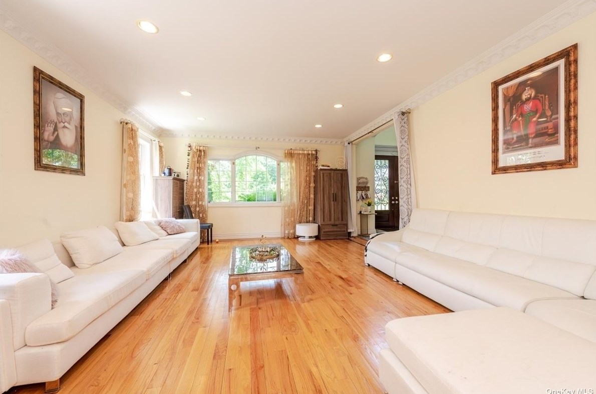 117 Parkway Dr, East Hills NY  11577-2707 exterior