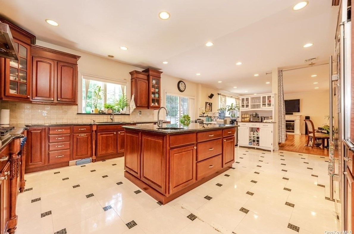 117 Parkway Dr, East Hills NY  11577-2707 exterior