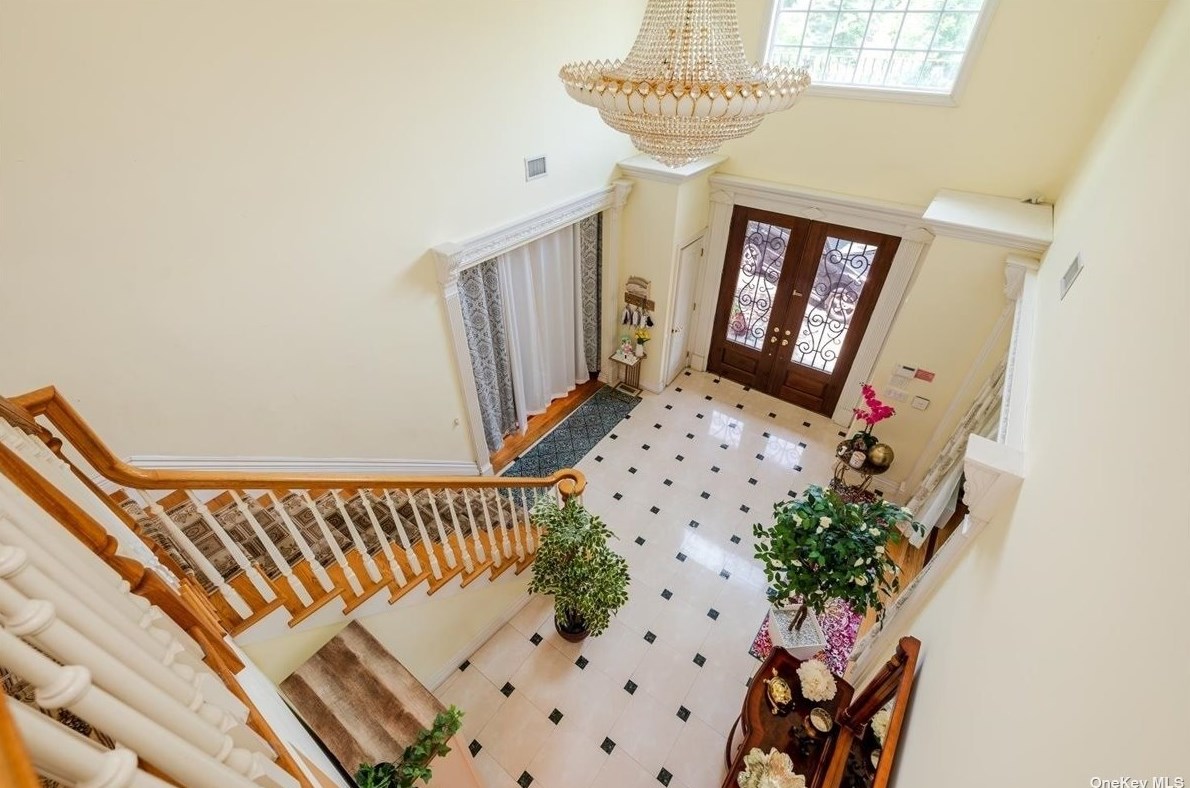 117 Parkway Dr, East Hills NY  11577-2707 exterior