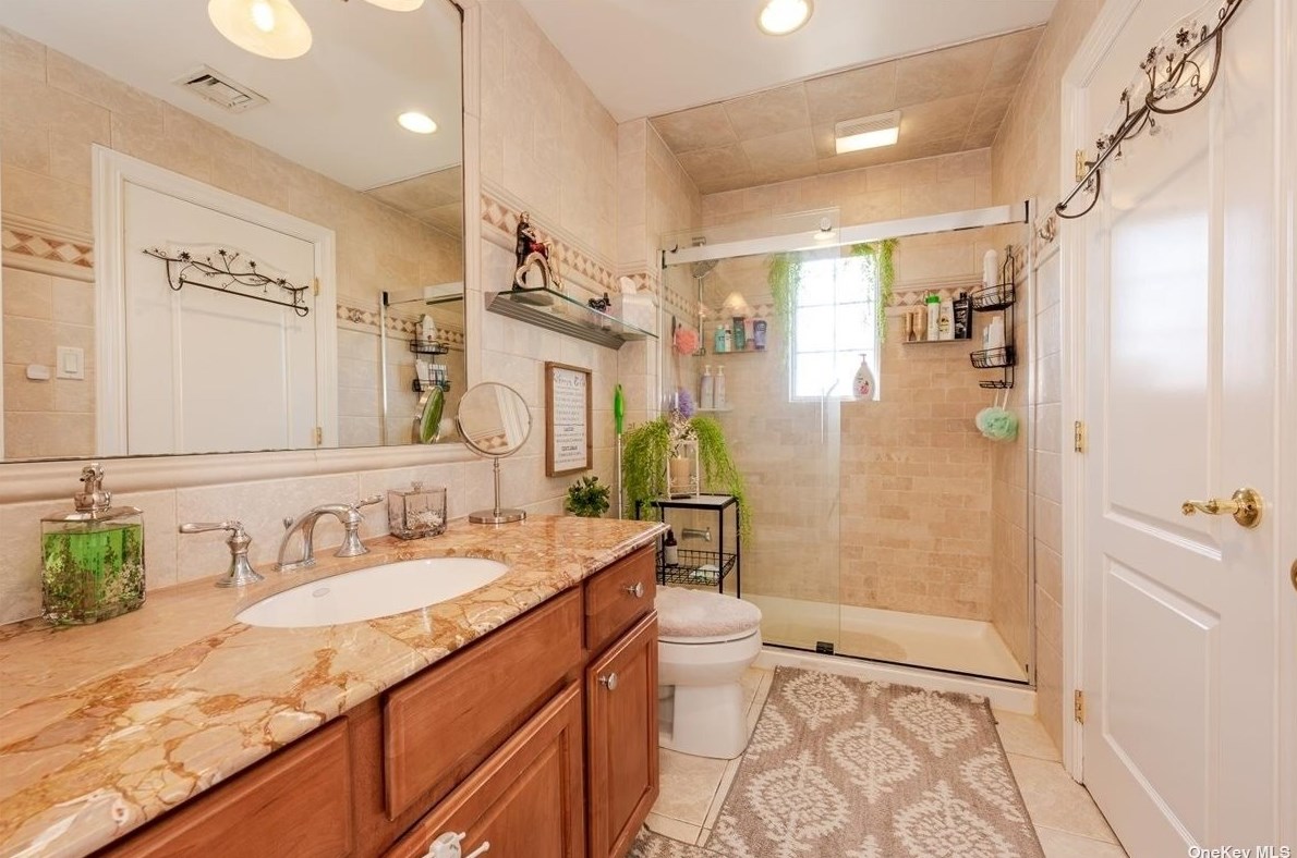 117 Parkway Dr, East Hills NY  11577-2707 exterior