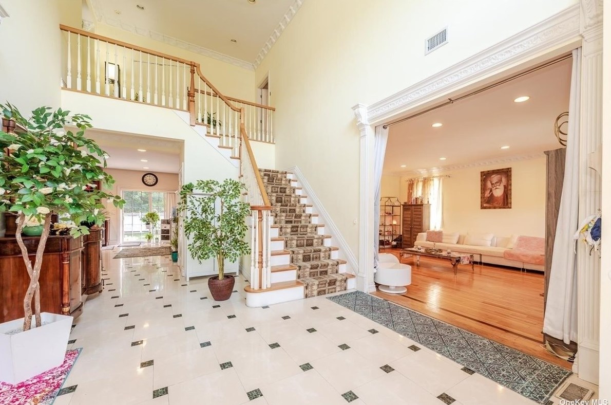 117 Parkway Dr, East Hills NY  11577-2707 exterior