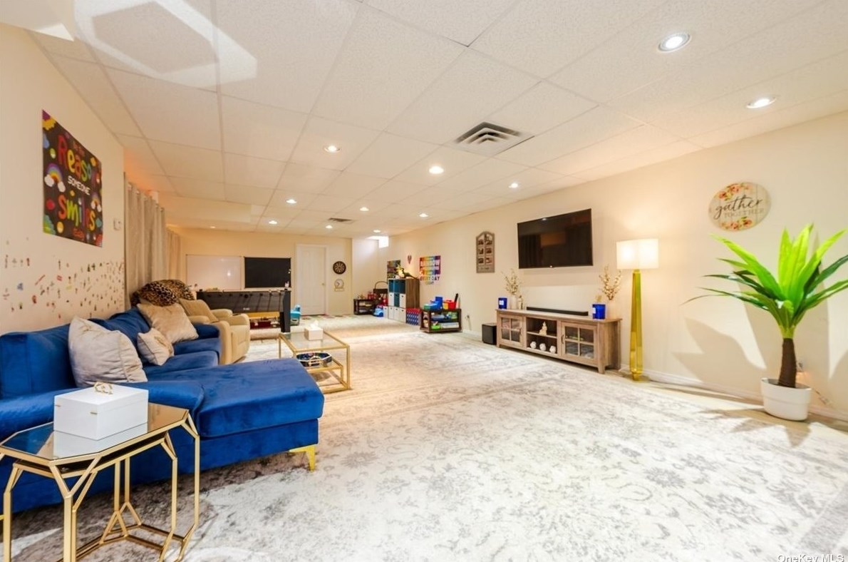 117 Parkway Dr, East Hills NY  11577-2707 exterior