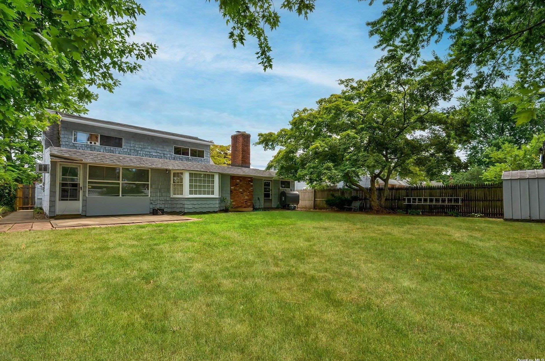 20 Glow Ln, Hicksville NY  11801-6105 exterior