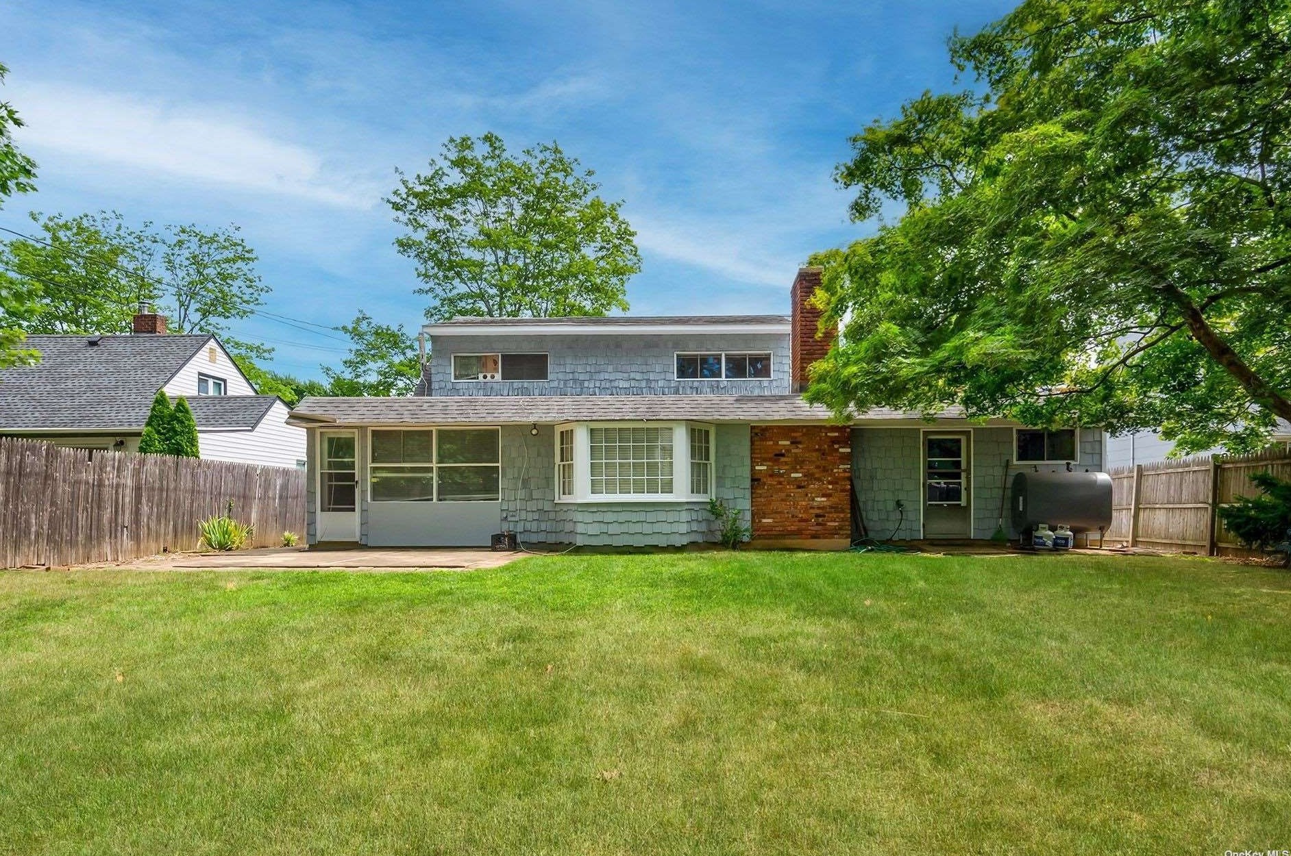 20 Glow Ln, Hicksville NY  11801-6105 exterior