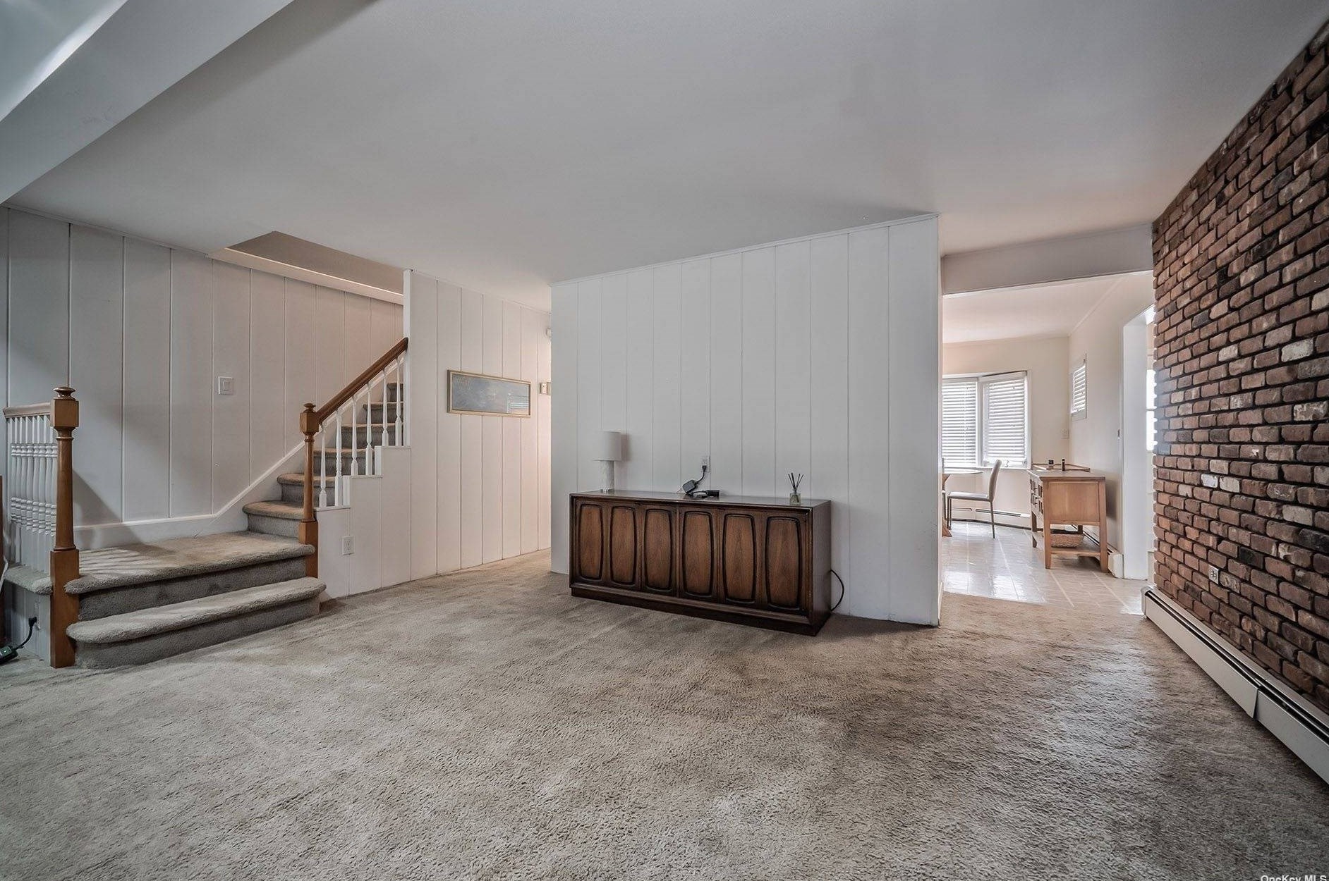 20 Glow Ln, Hicksville NY  11801-6105 exterior