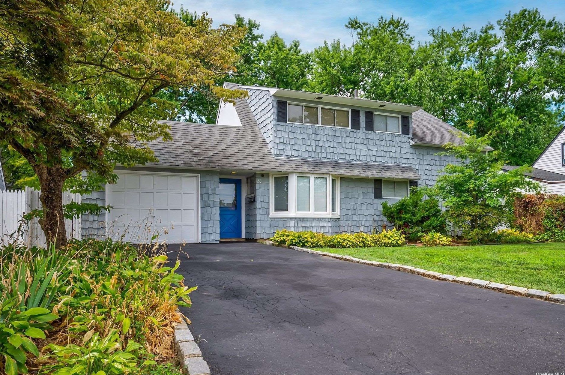 20 Glow Ln, Hicksville NY  11801-6105 exterior