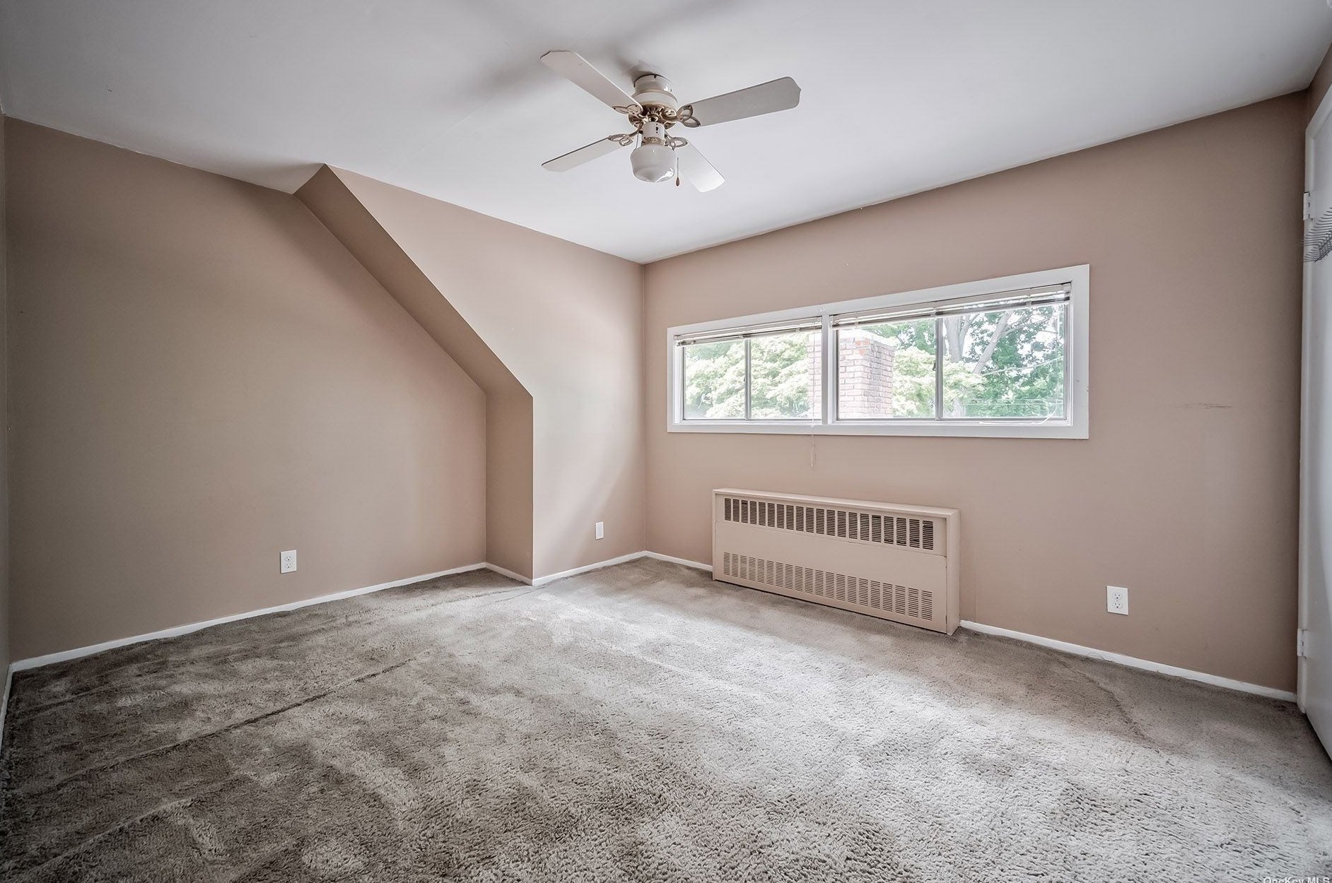 20 Glow Ln, Hicksville NY  11801-6105 exterior