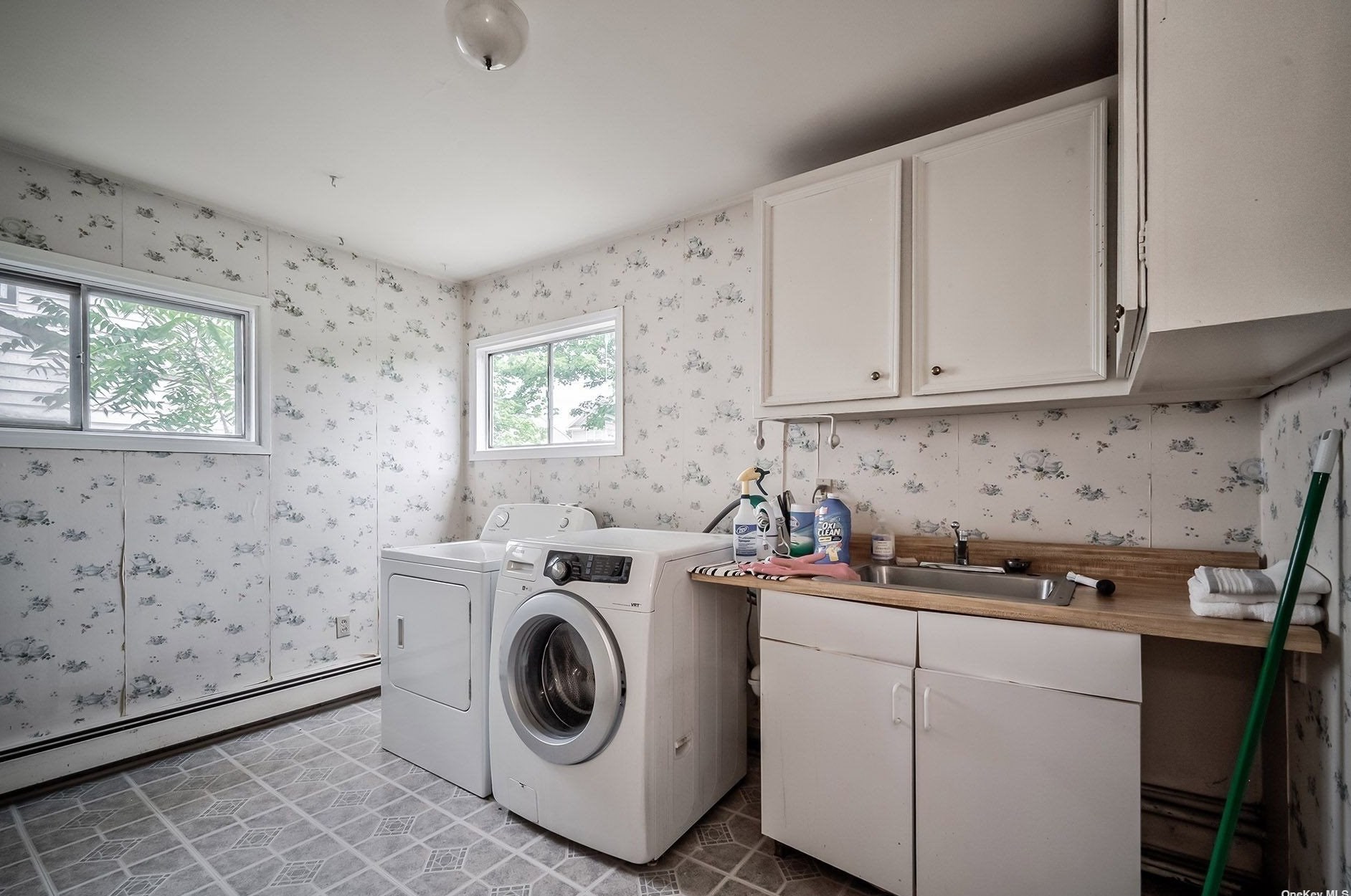 20 Glow Ln, Hicksville NY  11801-6105 exterior