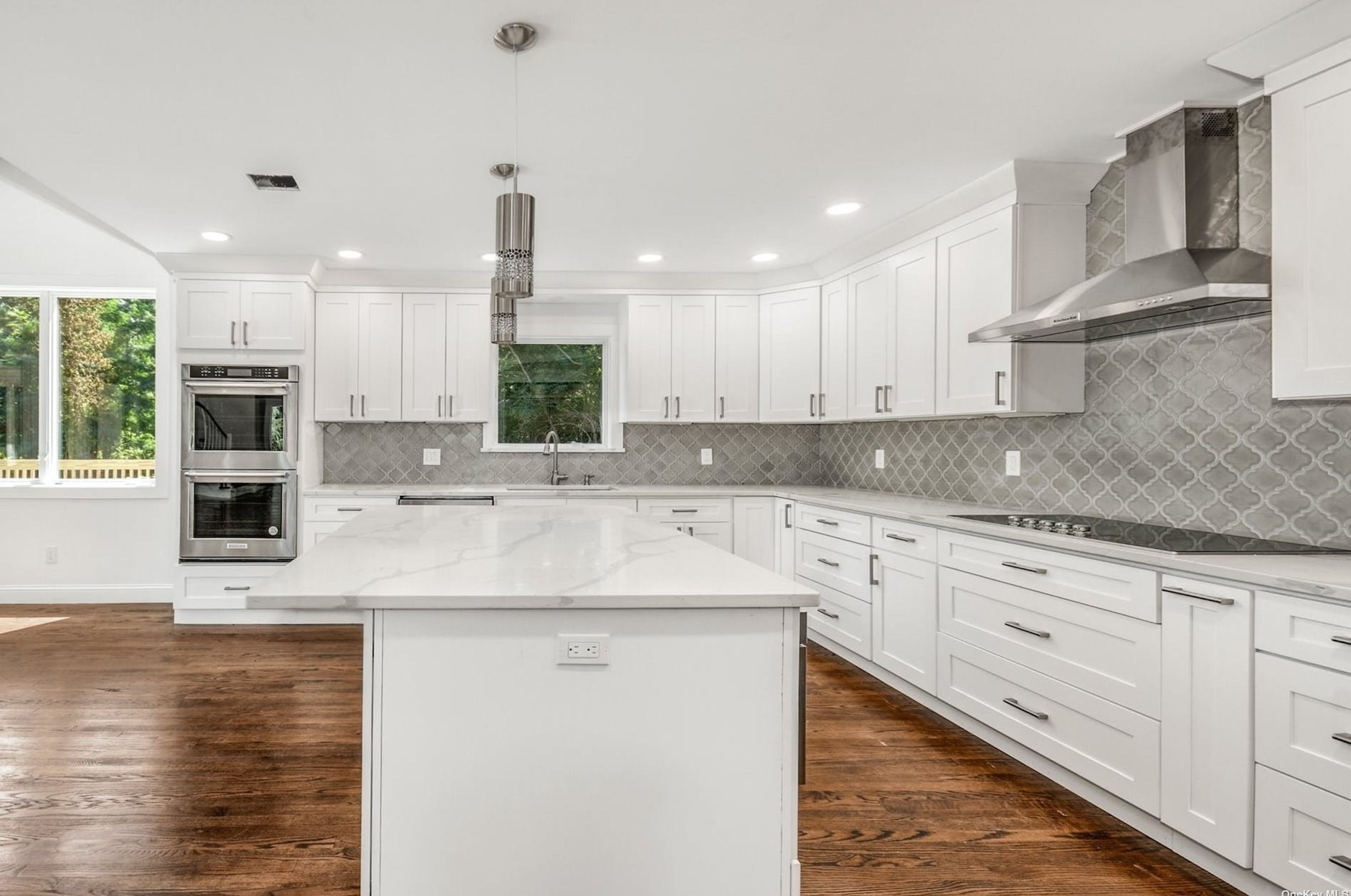 5 Evans Ln, Strongs Neck NY  exterior