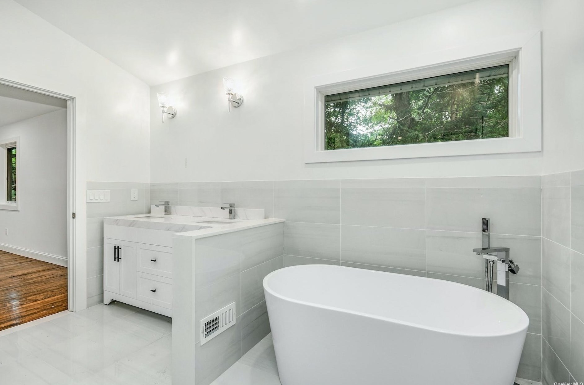 5 Evans Ln, Strongs Neck NY  exterior