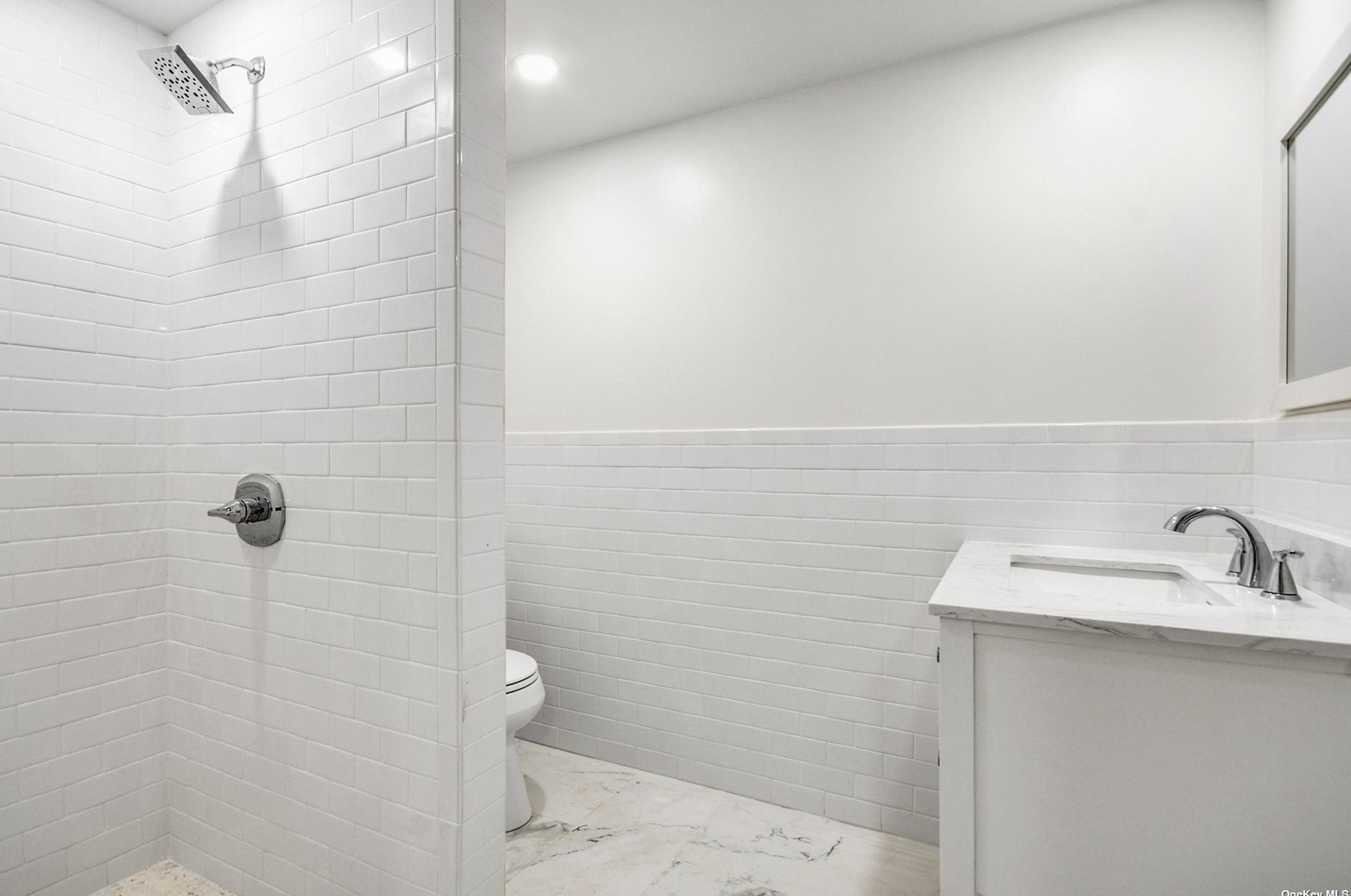 5 Evans Ln, Strongs Neck NY  exterior