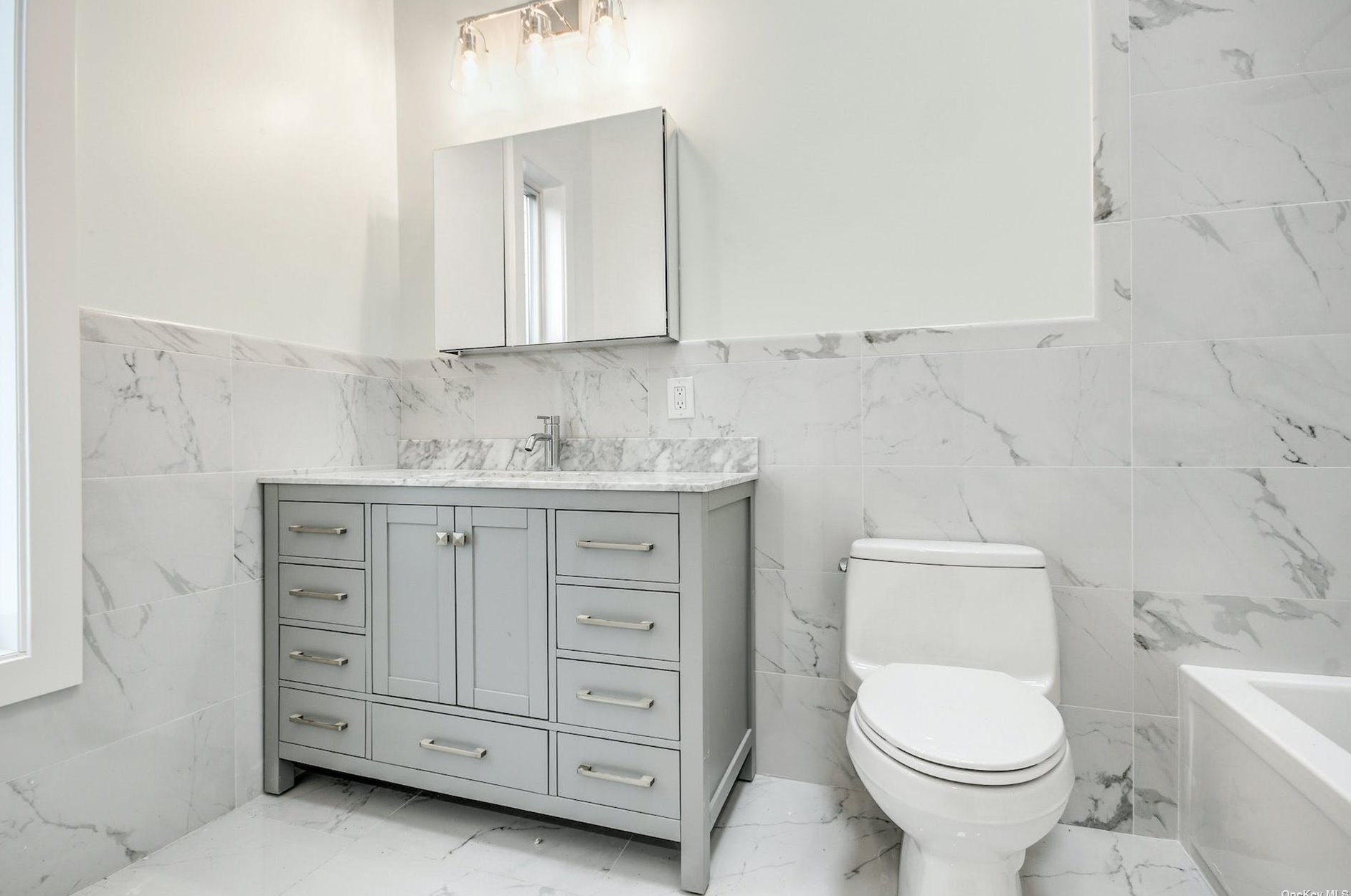 5 Evans Ln, Strongs Neck NY  exterior